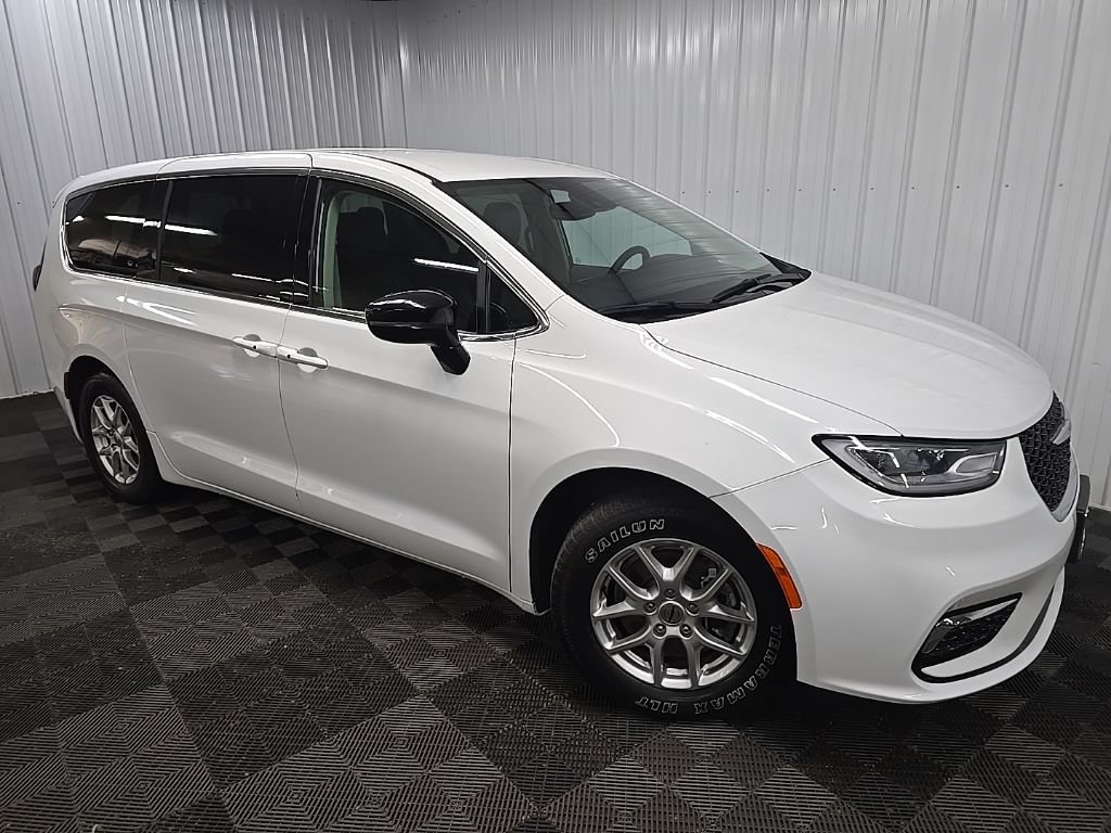 Used 2024 Chrysler Pacifica Touring-L FWD image 7