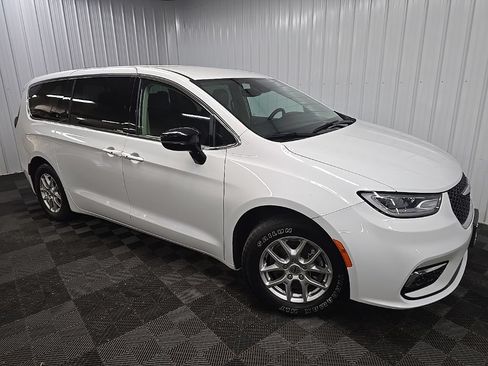 Used 2024 Chrysler Pacifica Touring-L FWD image 7