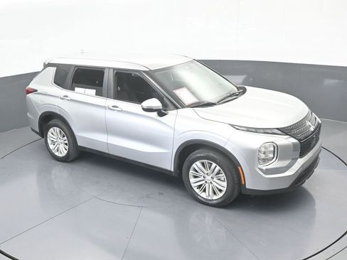 Used 2024 Mitsubishi Outlander ES image 17