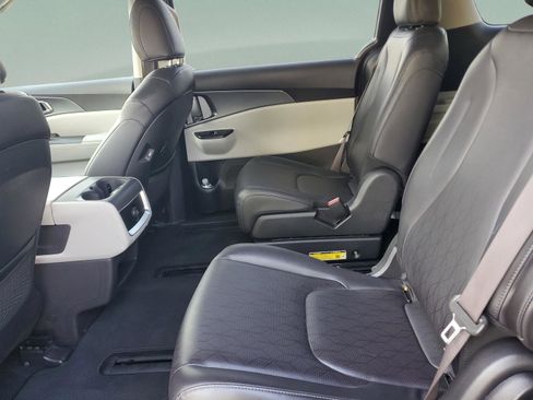 Certified 2024 Kia Carnival LX image 10