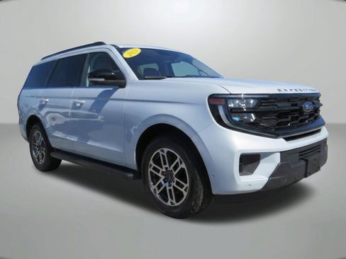 Used 2025 Ford Expedition Active AWD/4WD image 2
