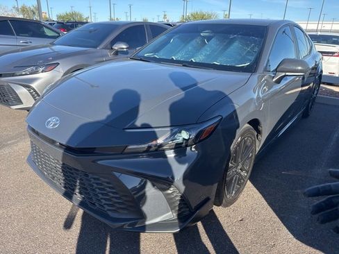 Used 2025 Toyota Camry SE image 1