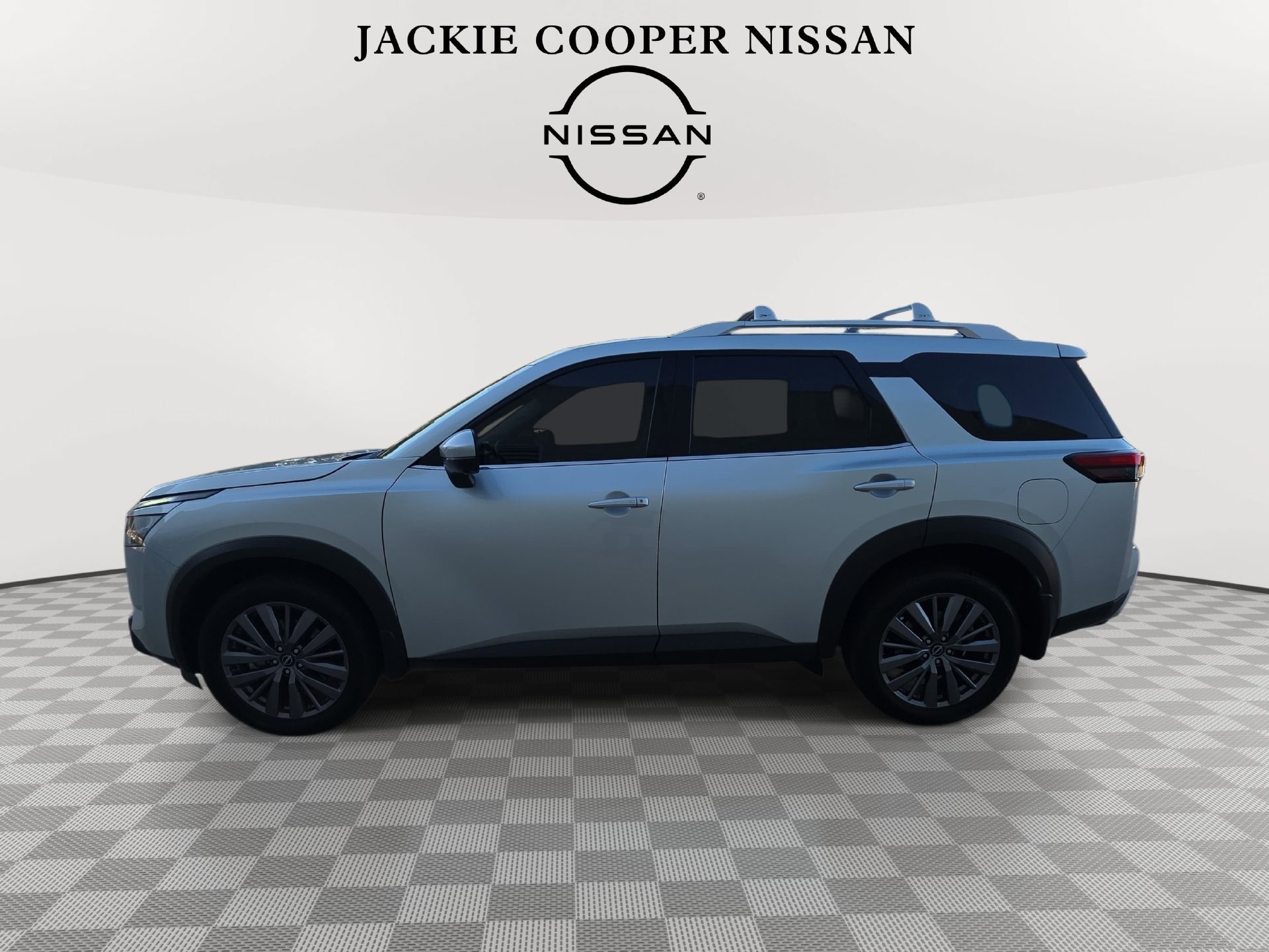 Used 2025 Nissan Pathfinder SL w/ SL Premium Package AWD/4WD image 8