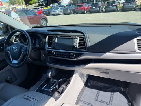Used 2019 Toyota Highlander XLE AWD/4WD image 16