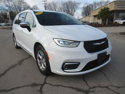 Used 2023 Chrysler Pacifica Limited image 10