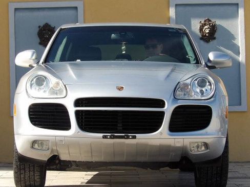 Used 2004 Porsche Cayenne Turbo image 2