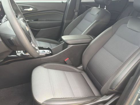 Used 2025 Chevrolet Trax LT FWD image 17