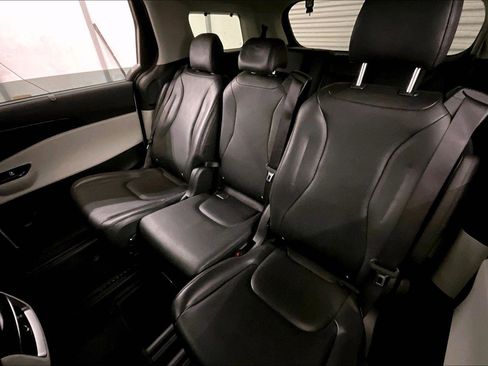 Used 2024 Kia Carnival EX image 25