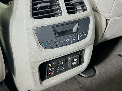 Used 2018 Honda Pilot Touring image 34