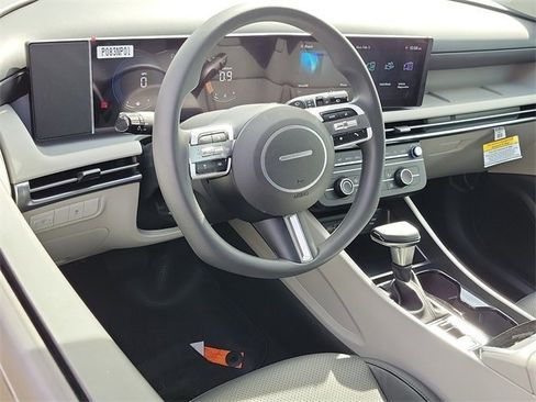 New 2025 Hyundai Tucson SE image 2