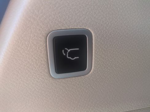 Used 2024 Chrysler Pacifica Touring-L FWD image 32