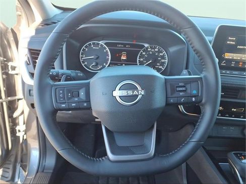 Used 2025 Nissan Rogue SV w/ SV Premium Package image 15