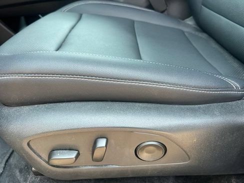 Used 2025 Chevrolet Traverse LT FWD image 23