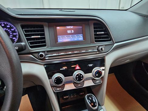 Used 2019 Hyundai Elantra SE FWD image 26
