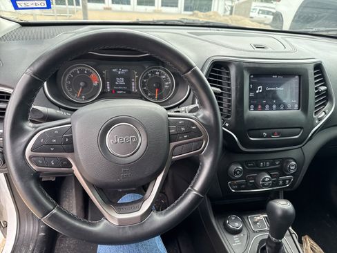 Used 2019 Jeep Cherokee Latitude Plus w/ Comfort/Convenience Group AWD/4WD image 18