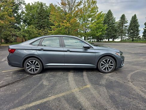 Used 2025 Volkswagen Jetta SE FWD image 7