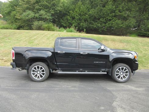 Used 2021 GMC Canyon Denali image 2