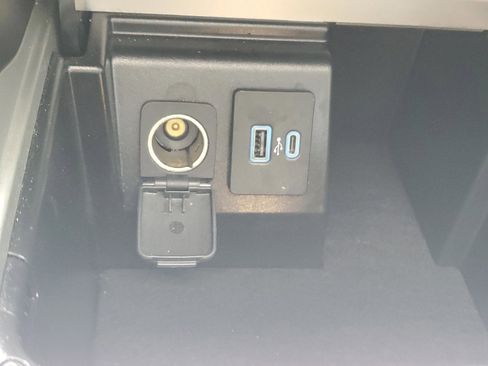 Used 2023 Ford Explorer XLT w/ Equipment Group 202A AWD/4WD image 28