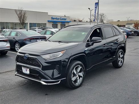 Used 2021 Toyota RAV4 SE image 3
