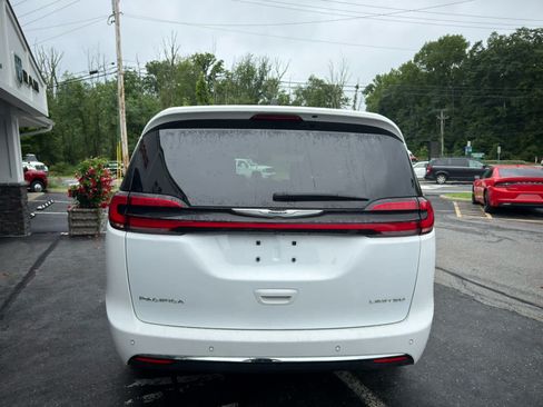 Used 2023 Chrysler Pacifica Limited FWD image 4