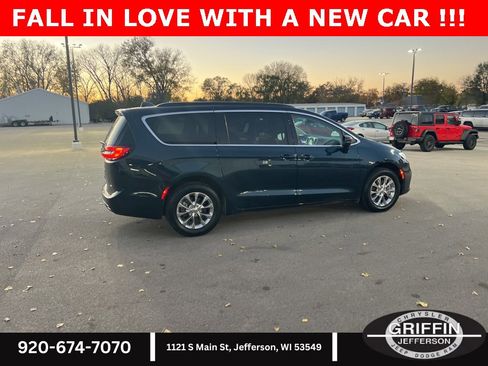 Used 2022 Chrysler Pacifica Touring-L image 9