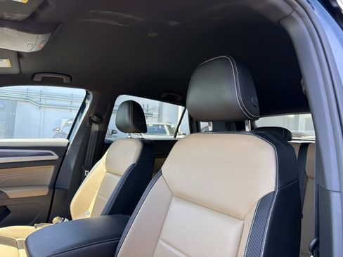Certified 2022 Volkswagen Atlas Cross Sport SE w/ Black Wheel Package AWD/4WD image 17