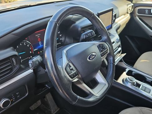 Used 2020 Ford Explorer XLT image 2