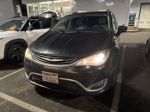 Certified 2018 Chrysler Pacifica Touring-L image 3