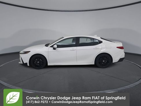 Used 2025 Toyota Camry SE image 10