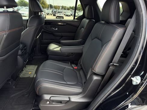 Used 2025 Honda Pilot TrailSport image 29