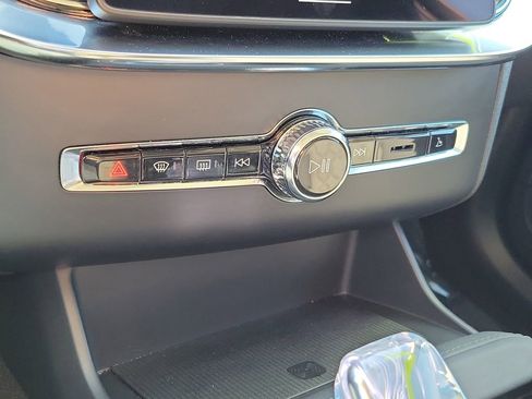 Certified 2025 Volvo XC90 B5 Plus image 31