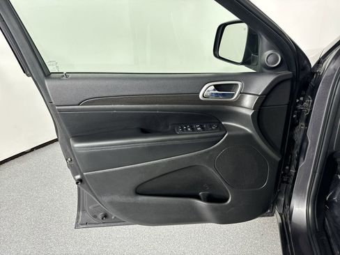 Used 2017 Jeep Grand Cherokee Altitude image 20