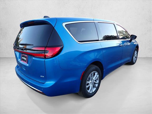 New 2027 Chrysler Pacifica Select AWD/4WD image 4