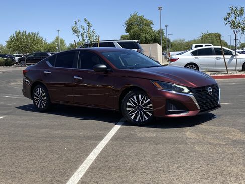 Used 2024 Nissan Altima 2.5 SV FWD image 32