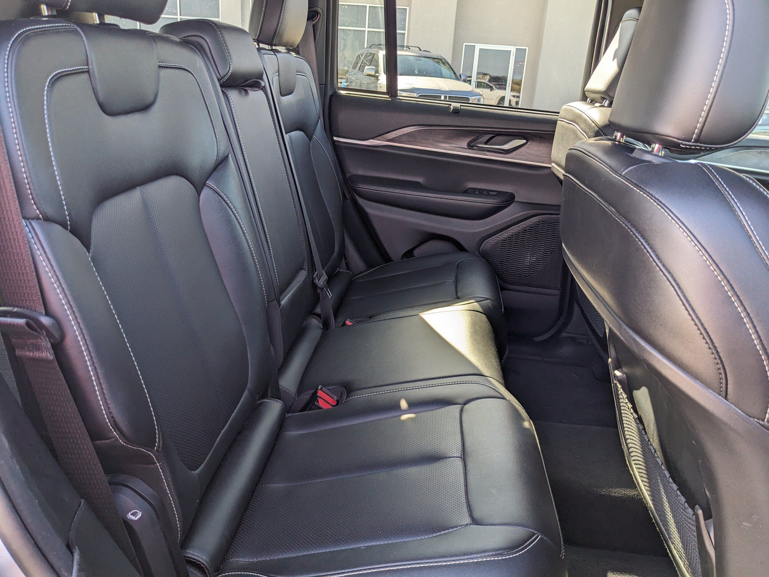 Used 2024 Jeep Grand Cherokee Limited w/ Luxury Tech Group II AWD/4WD image 44