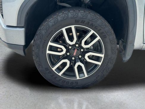 Used 2024 GMC Sierra 1500 AT4 w/ Technology Package AWD/4WD image 9