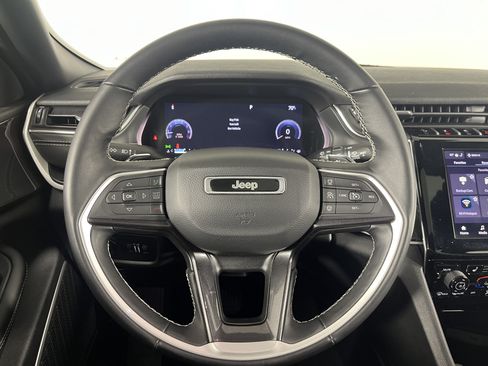 Used 2022 Jeep Grand Cherokee Altitude AWD/4WD image 12