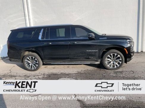 Used 2026 Chevrolet Suburban High Country w/ Sun And Tow Package image 3