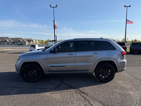 Used 2017 Jeep Grand Cherokee Altitude AWD/4WD image 9