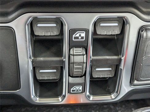 New 2025 Jeep Gladiator Sport image 22