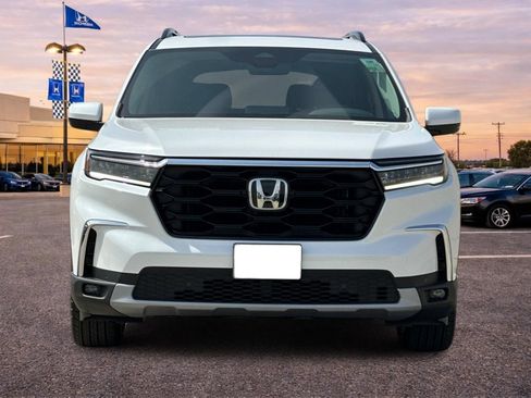 Certified 2025 Honda Pilot Touring image 9