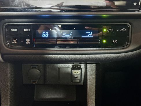 Used 2017 Toyota Corolla LE w/ Carpet Mat Package (TMS) FWD image 22
