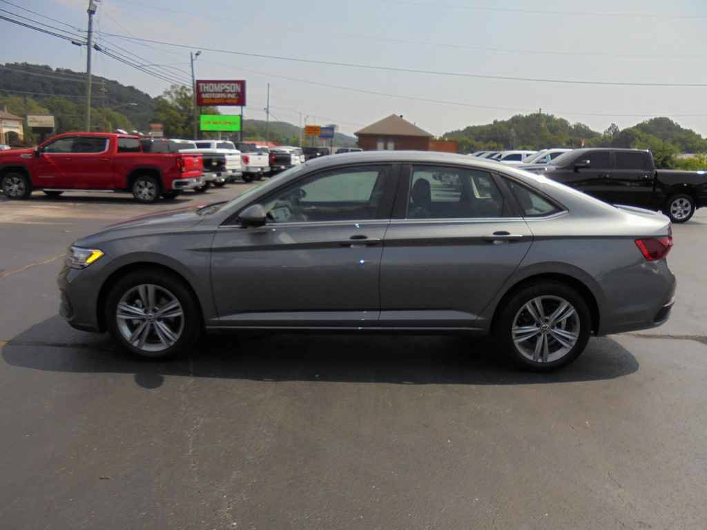 Used 2024 Volkswagen Jetta SE FWD image 1