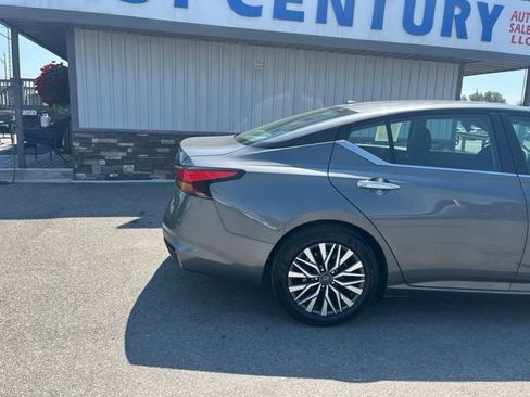 Used 2025 Nissan Altima 2.5 SV FWD image 12