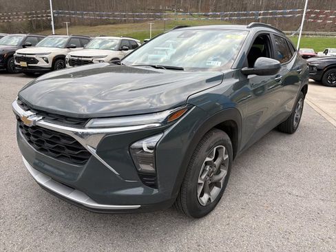 Used 2025 Chevrolet Trax LT FWD image 10