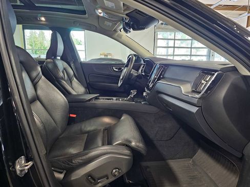 Used 2019 Volvo XC60 T5 Momentum w/ Multimedia Package image 10