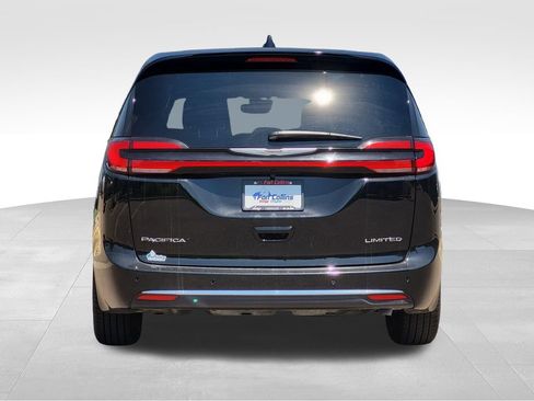 Used 2026 Chrysler Pacifica Limited FWD image 4