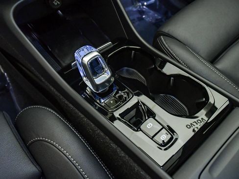 Certified 2025 Volvo XC40 B5 Plus w/ Climate Package image 24