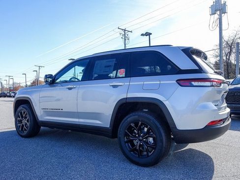 New 2025 Jeep Grand Cherokee Altitude image 9