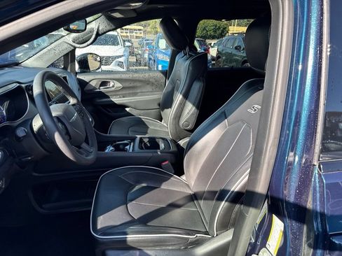 Used 2023 Chrysler Pacifica Limited w/ Uconnect Theater Family Group FWD image 4